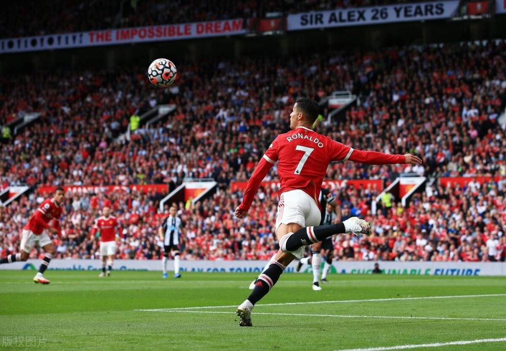  巴黎圣日耳曼主场大胜领跑积分榜  