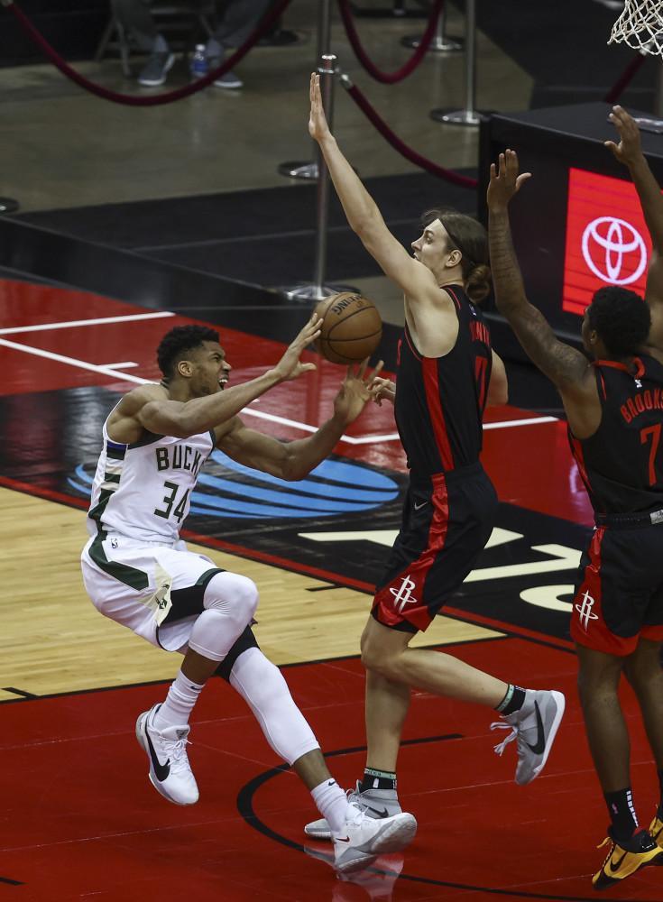  字母哥伤退雄鹿遭遇两连败  