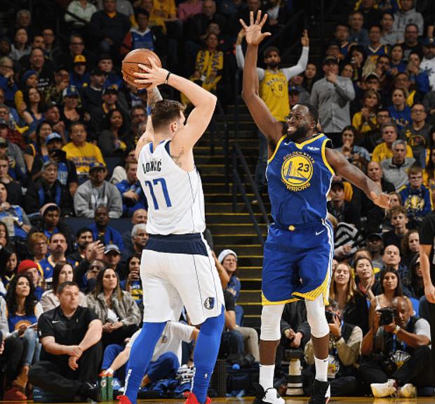  东契奇超远三分绝杀独行侠险胜勇士迎五连胜  